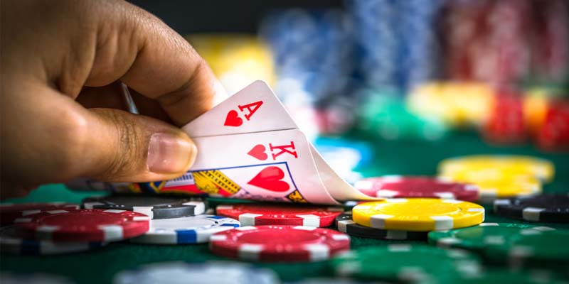 Game đánh bài kiếm tiền trên iPhone Rikvip uy tín 2025 4 Xì dách là trò chơi không thể bỏ qua khi chơi game đánh bài kiếm tiền